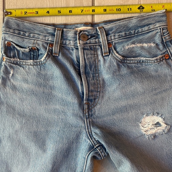 Levi's Women's Distressed Wedgie Straight Leg Light Wash Jeans Size 27 - Picture 13 of 15